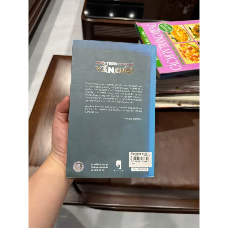 Người Trong Đau Khổ Vẫn Cười – Hamlet Trương | Sách Tản Văn Truyền Cảm Hứng - K3 1013432