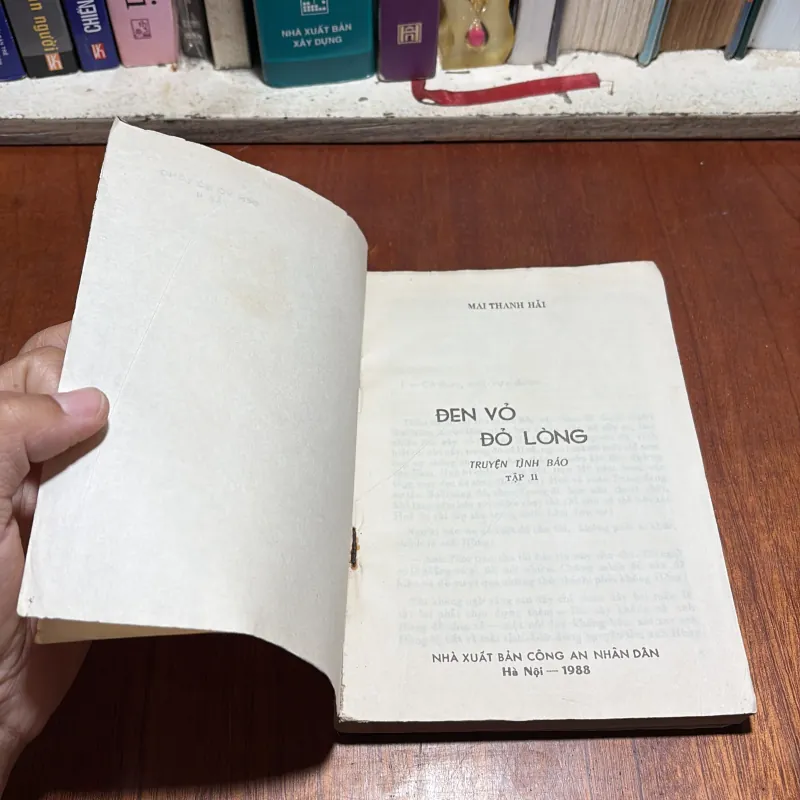 [Sách 8x] - II Truyện Tình Báo: Đen Vỏ Đỏ Lòng (Tập 2) - Mai Thanh Hải - 1988 927341