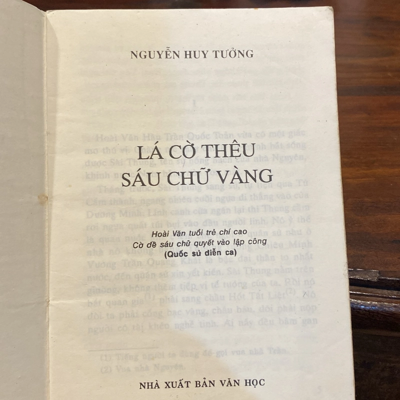 LÁ CỜ THÊU SÁU CHỮ VÀNG (XB 2000) 494122