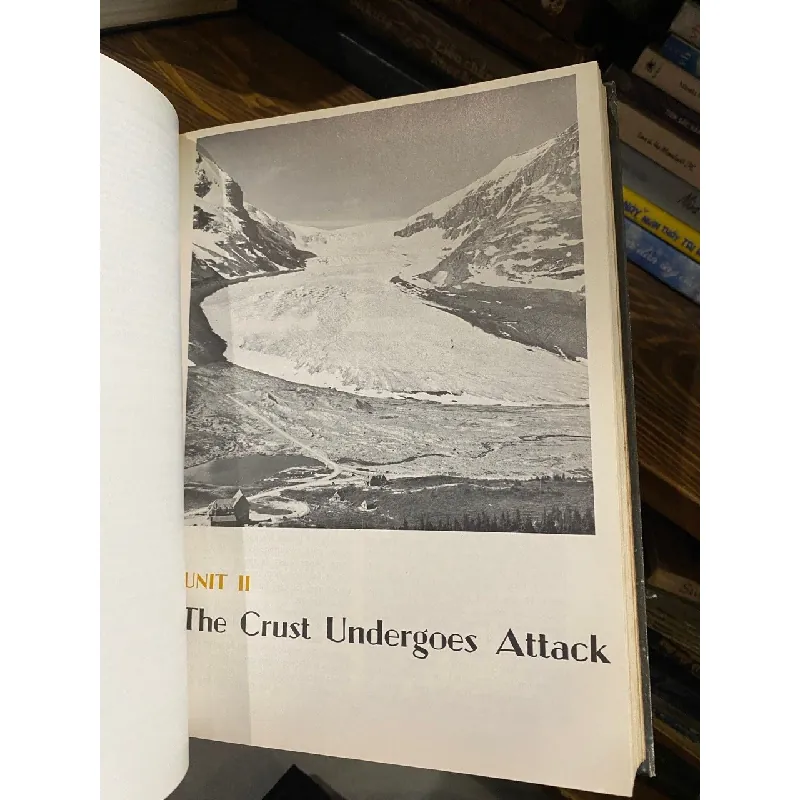 Earth Science: The world we live in 706817