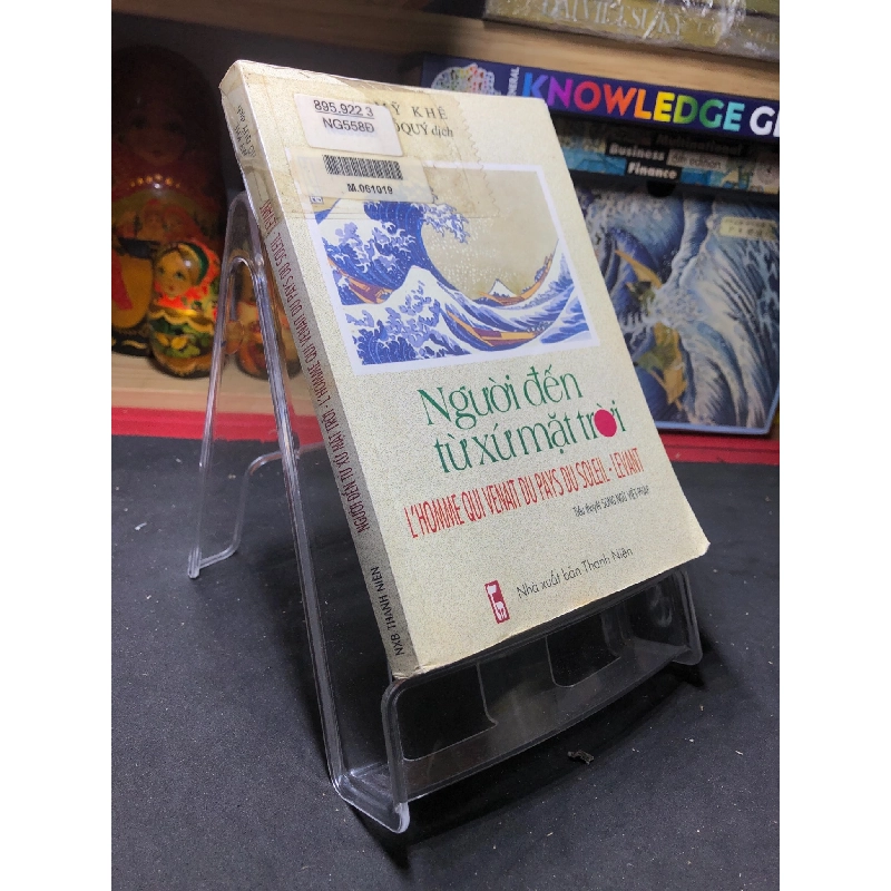 Người đến từ xứ mặt trời (tiểu thuyết song ngữ Việt Pháp) mới 70% ố bẩn có dấu mộc và viết nhẹ trang đầu 2001 Mỹ Khê - Hồ Quý HPB0906 SÁCH VĂN HỌC 914835
