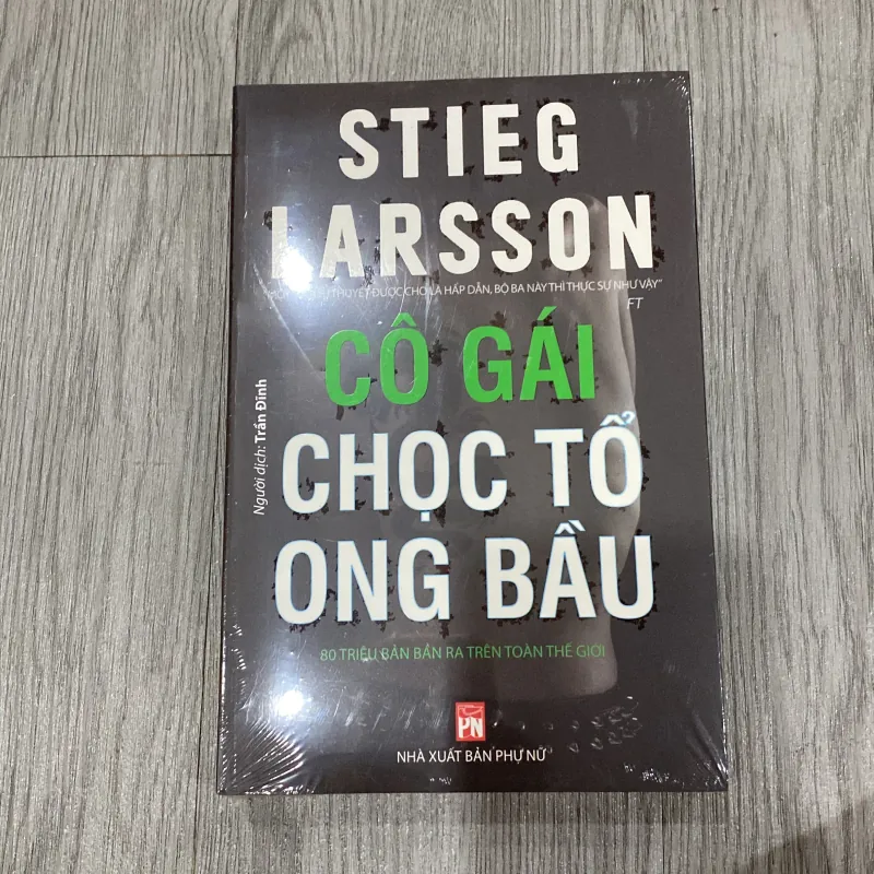 Cô gái chọc tổ ong bầu 1023384