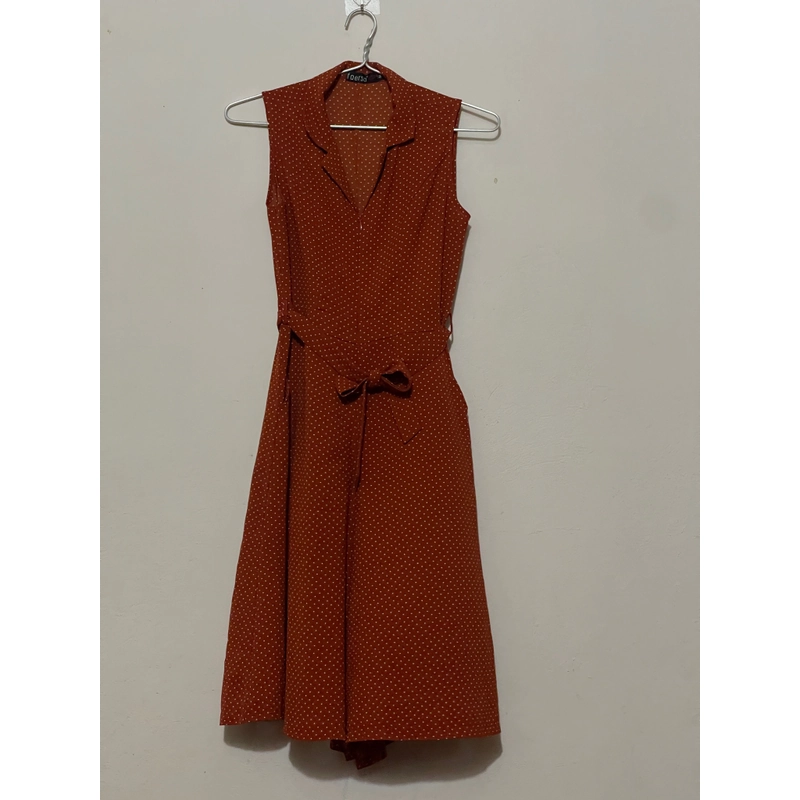 Jumpsuit màu cam chấm bi size M 509117