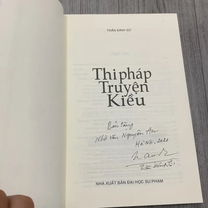 Thi pháp truyện kiều - trần đình sử. Có chữ ký tặng. 10a4 1027872