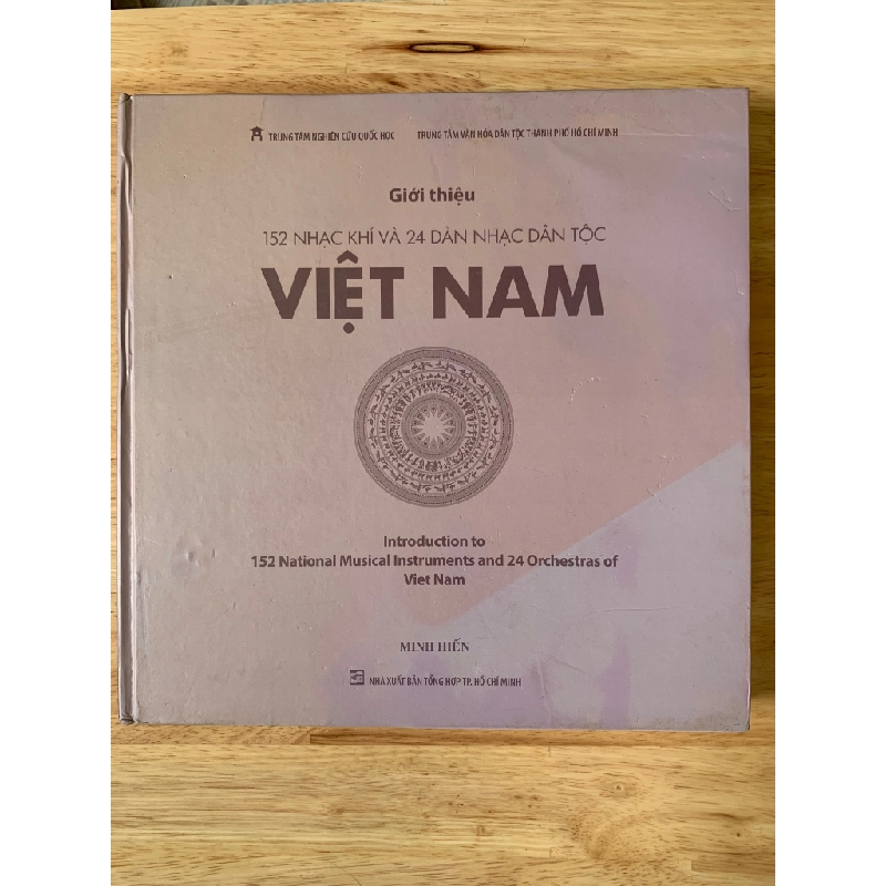 Giới thiệu 152 Nhạc Khí và 24 Dàn Nhạc Dân Tộc Việt Nam ( sách mới còn seal 90% ,song ngữ Việt -Anh, bìa cứng,giấy bóng,ảnh màu XB năm 2012)tác giả Minh Hiến STB2905 Âm Nhạc 155106