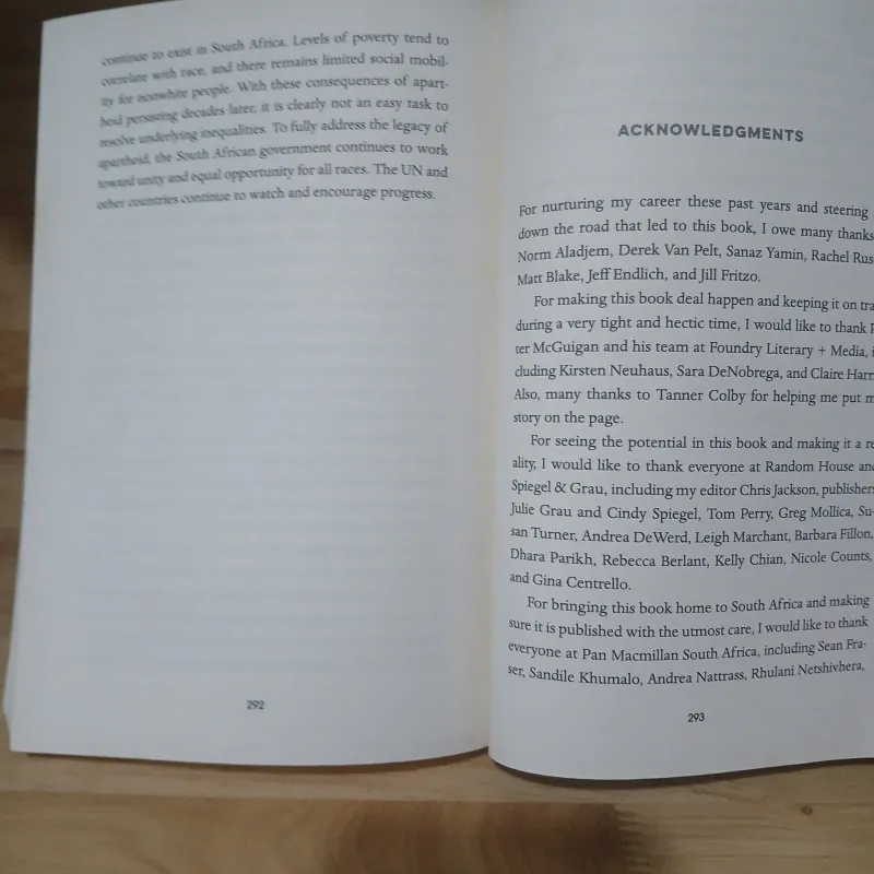 It's Trevor Noah: Born a Crime: Stories from a South African Childhood 928341