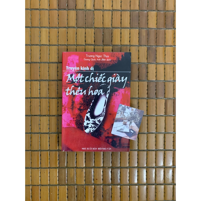 Một chiếc giày thêu hoa 473272