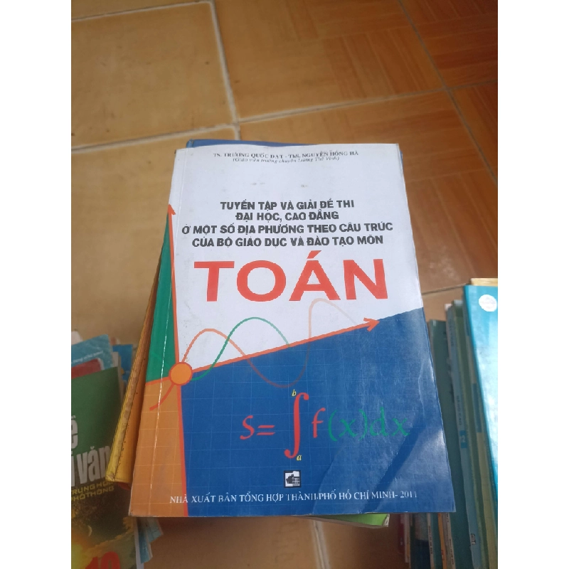 Tuyển tập và giải đề thi Hb88 com tải ứng dụng, cao đẳng ở một số địa phương theo cấu trúc của bộ giáo dục và đào tạo môn toán - Trương Quốc Đạt 2011 (Sách giáo khoa - giáo trình) VAVO-AK4ST1 1055669