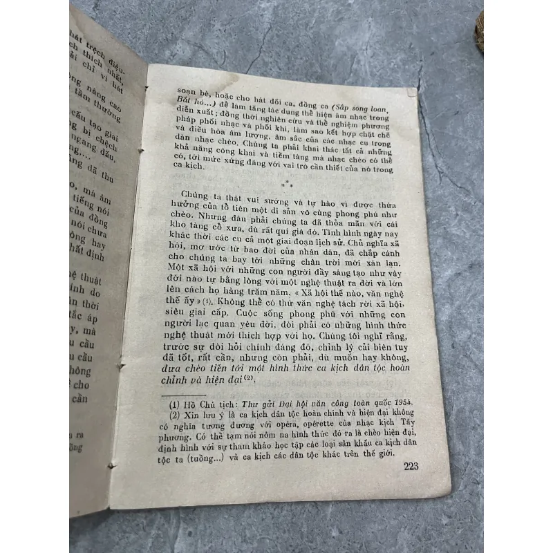 TÌM HIỂU SÂN KHẤU CHÈO - TRẦN VIỆT NGỮ, HOÀNG KIỀU 929482