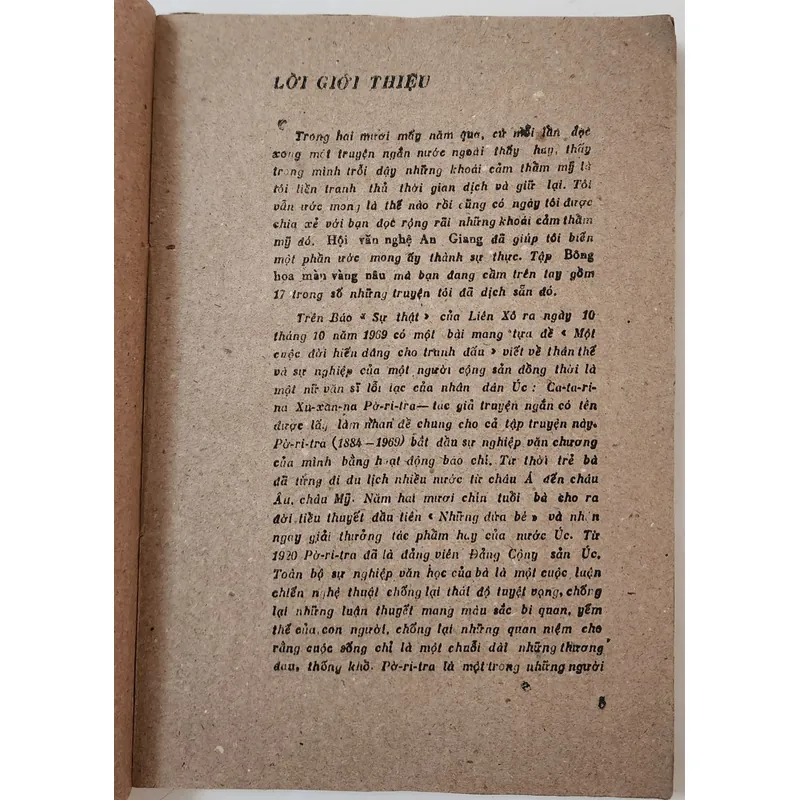 Truyện ngắn các nước: BÔNG HOA MÀU VÀNG NÂU

 708968