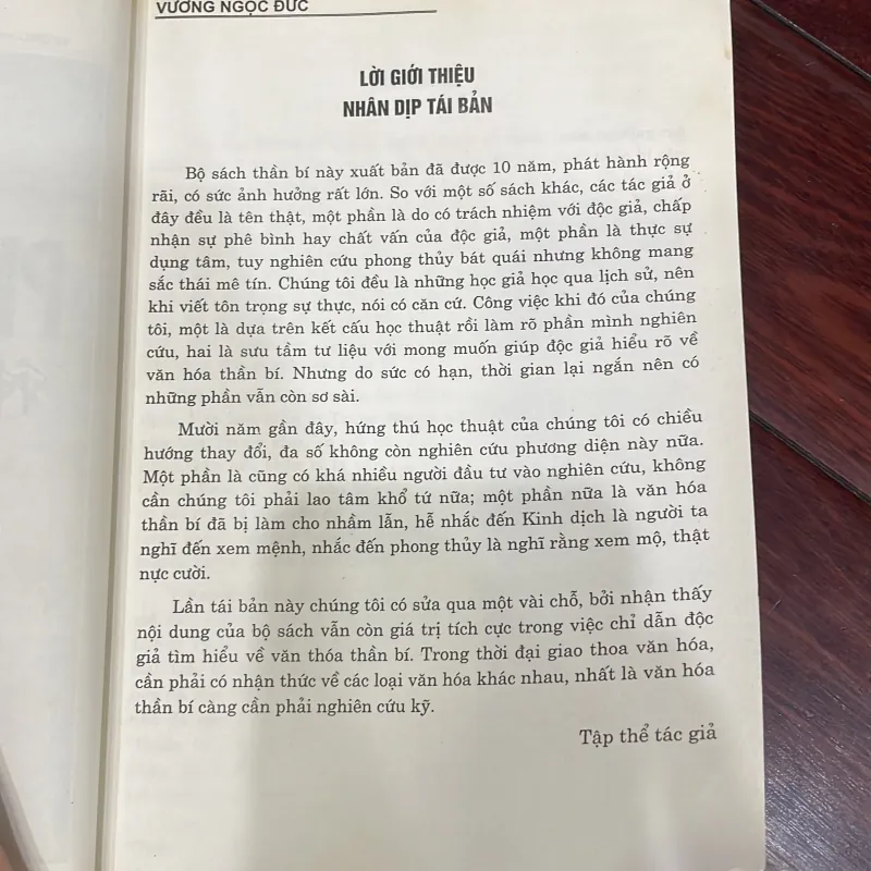 Bí ẩn về Phong Thuỷ - Vương Ngọc Đức - đã bán hơn 1 triệu.  1036632