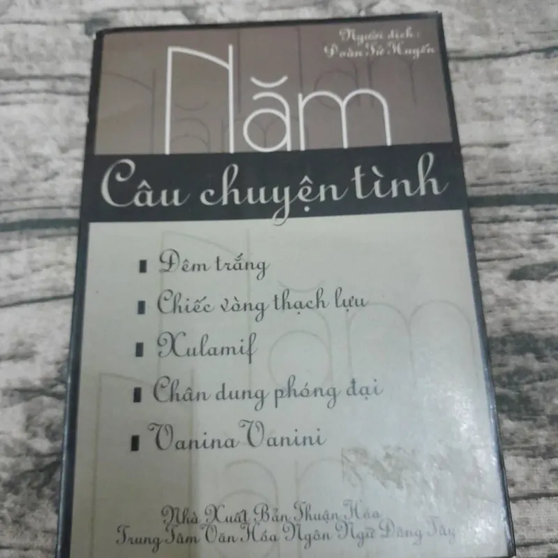 NĂM câu chuyện tình. Người dịch Đoàn Tử Huyến. Nxb Thuận Hóa 2002 748365