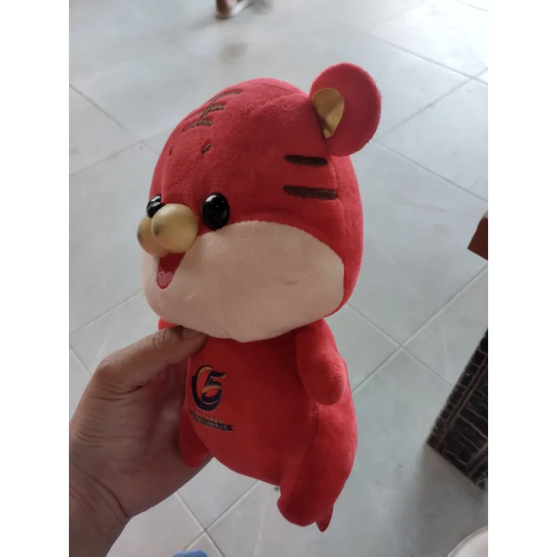 một chú thú nhồi bông hình hổ đỏ  ( hang 2hand) 996547