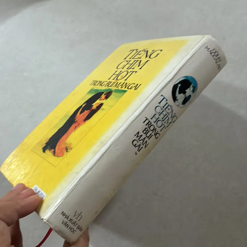 Tiếng chim hót trong bụi mận gai (Bìa cứng, có ẩm) 747904