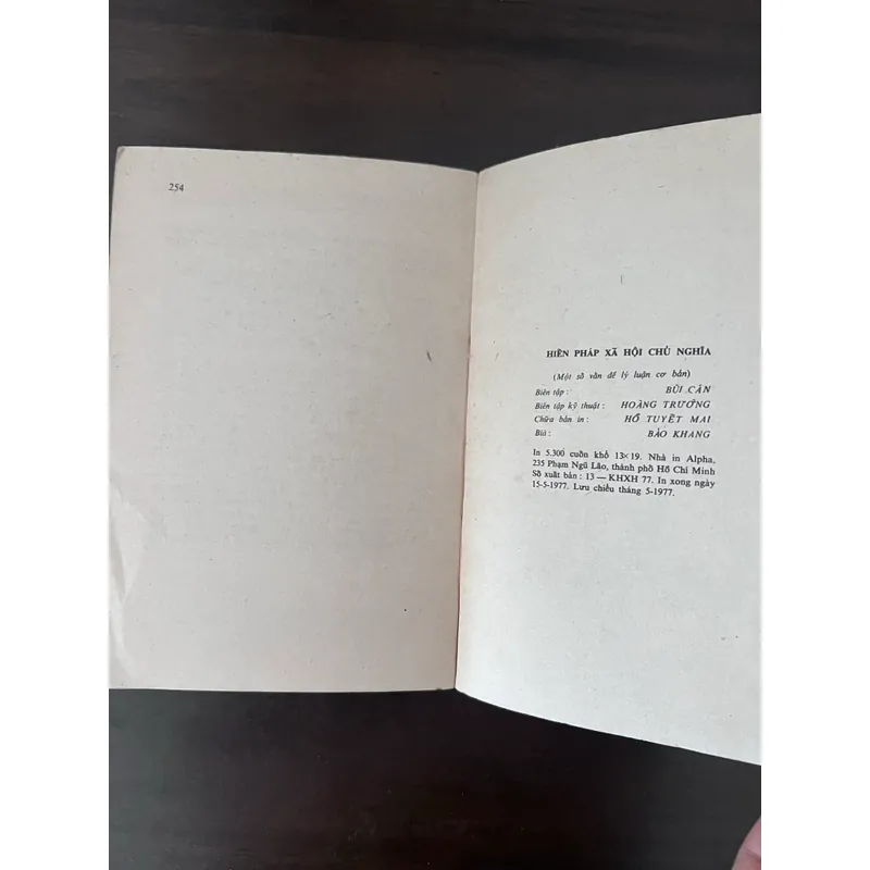 📖 Hiến pháp xã hội chủ nghĩa (Một số vấn đề lý luận cơ bản) xb 1977 597725