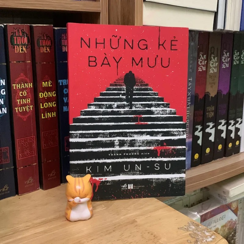 Những kẻ bày mưu - Kim Un Su 735119