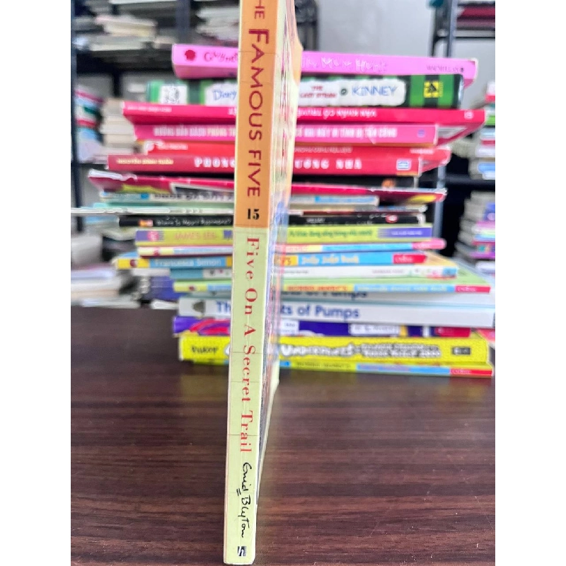 The Famous Five: Five On A Secret Trail - Enid Blyton 935221