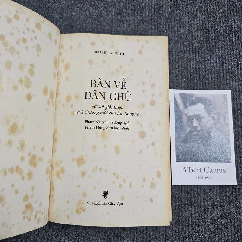 Bàn về dân chủ - nxb giấy vụn 977118