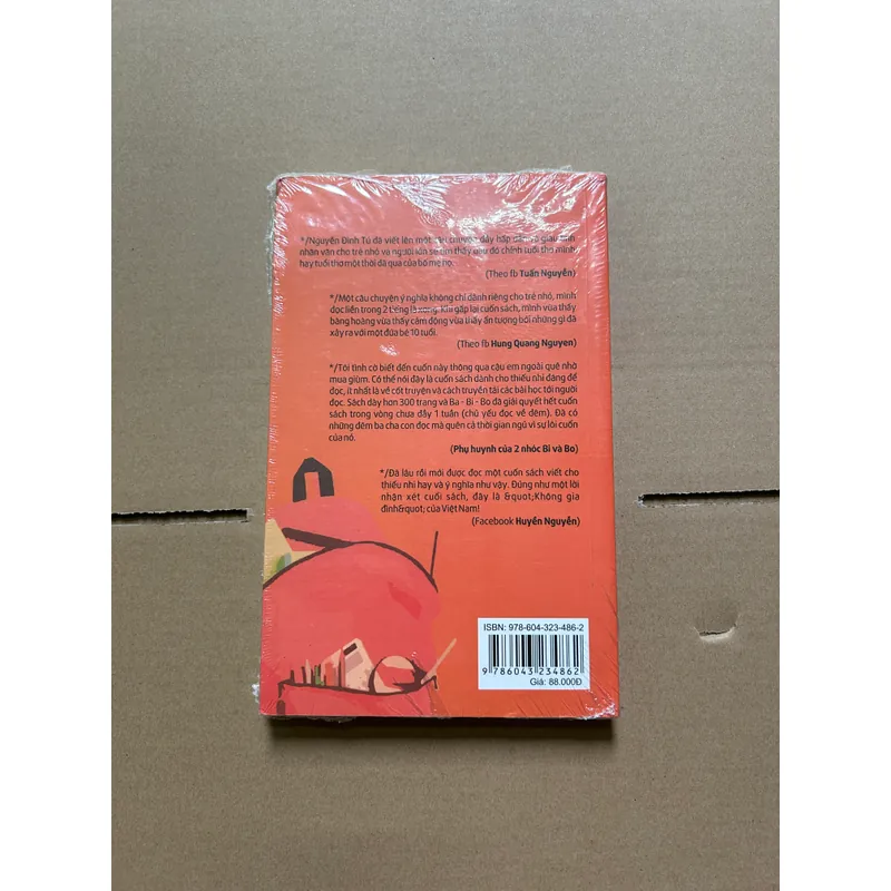 Chú bé đeo ba lô màu đỏ 708786