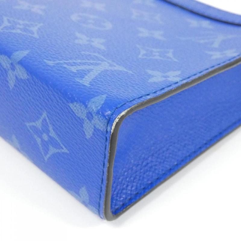 Túi đeo vai Louis Vuitton Taiga Lama Gaston Wearable Wallet M83099 611944