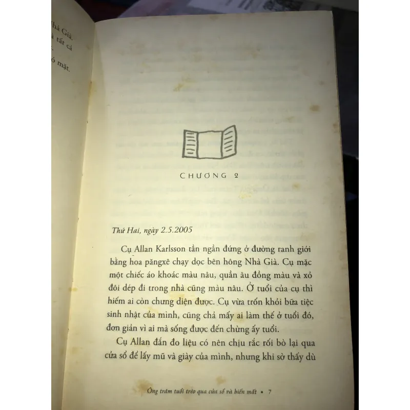 Ông trăm tuổi trèo qua cửa sổ và biến mất - Jonas Jonasson 1024816