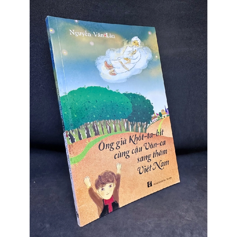 [Phiên Chợ Sách Cũ] Ông Già Khốt-Ta-Bít Cùng Cậu Vôn-Ca Sang Thăm Việt Nam, Nguyễn Văn Lân, (Có Chữ Ký Tác Giả, Ố Nhẹ), 2009 1503 411331