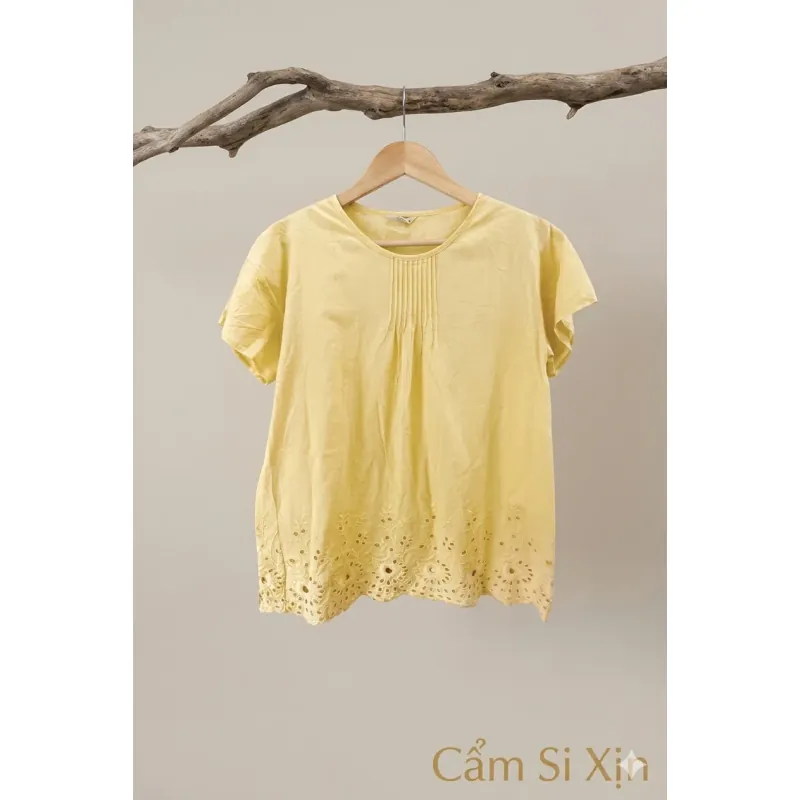 Áo sơ mi nữ cổ tròn tay ngắn màu vàng thêu họa tiết 1023299