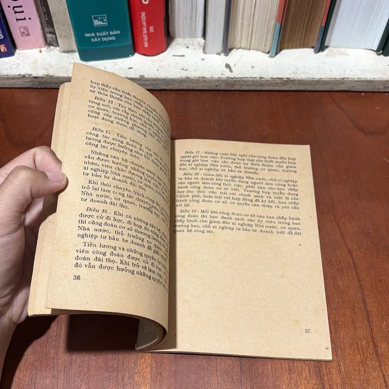 II Sách Xưa: Chính Sách Đối Với Công Thương Nghiệp Tư Bản Tư Doanh Ở Miền Nam - 1978 750587