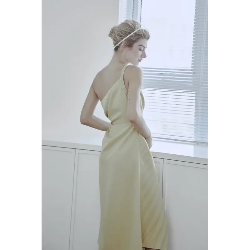 Đầm tiệc hãng WEARVAST size S màu kem mới. 609617