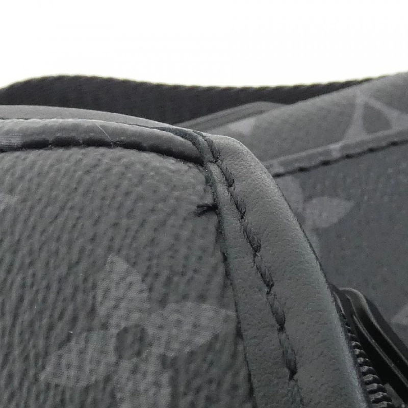 Túi đeo chéo Louis Vuitton Monogram Eclipse Voyage PM M12517 610226