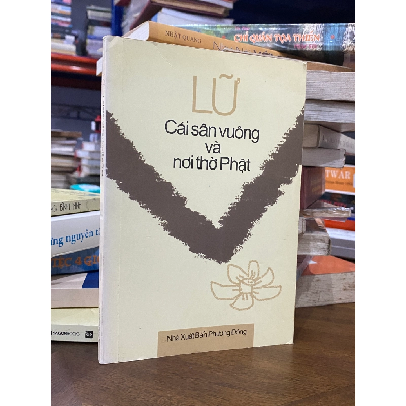 Cái sân vuông và nơi thờ Phật - Lữ 144013