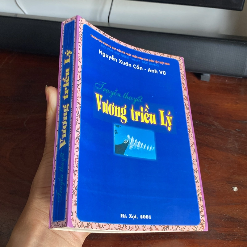 TRUYỀN THUYẾT VƯƠNG TRIỀU LÝ (XB 2001) 474610