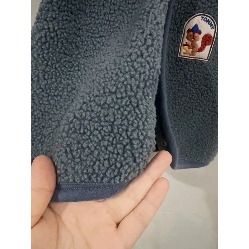 Áo gile lông cừu thêu sóc cho bé 733644