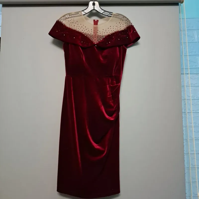 Đầm nhung màu đỏ đô đính đá sang trọng còn mới 98% size M (46-52kg)( 749153