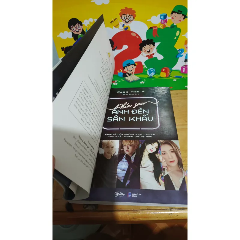 Phía Sau Ánh Đèn Sân Khấu  927658