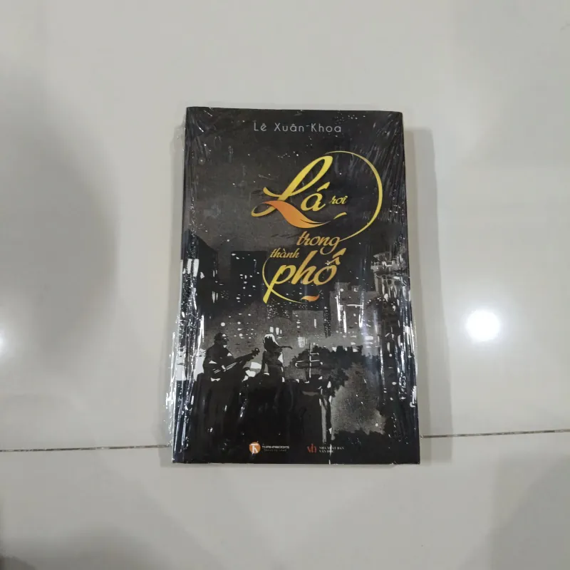 Lá Rơi Trong Thành Phố - Lê Xuân Khoa - Nhà Sách Bản Quyền - Sách Còn Bao Bì 993851