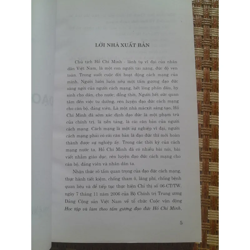 VỀ ĐẠO ĐỨC CÁCH MẠNG  735922