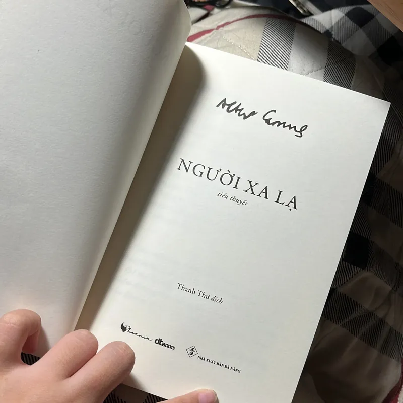 Sách Người xa lạ (Albert Camus) 577878