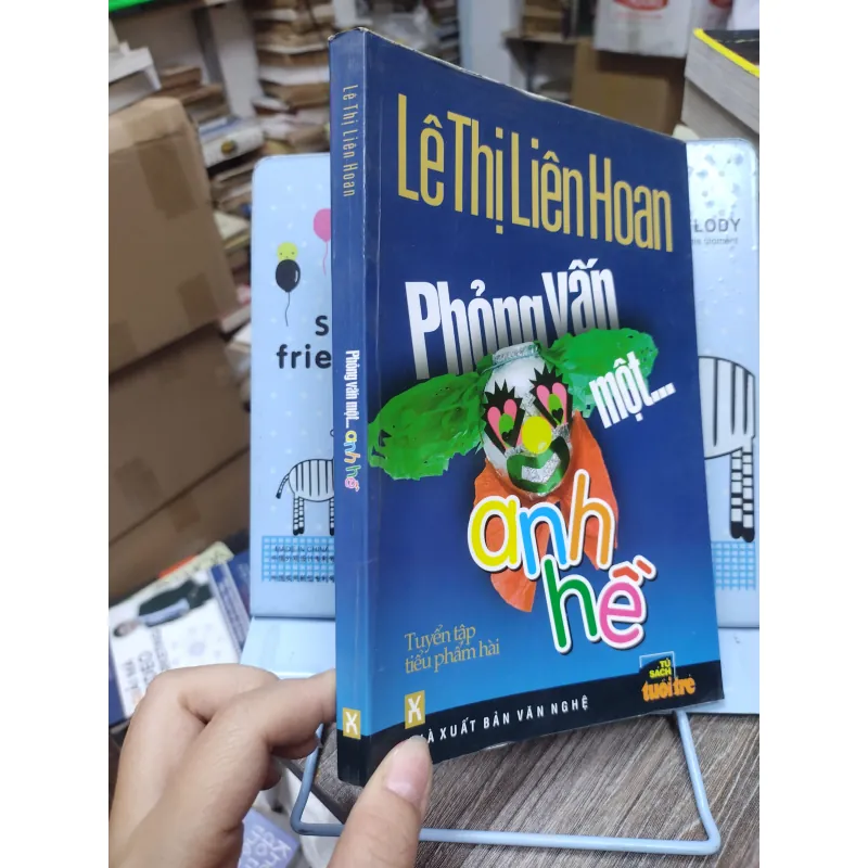 Sách: Phỏng vấn một anh hề - TG: Lê Thị Liên Hoan (A1) 733623