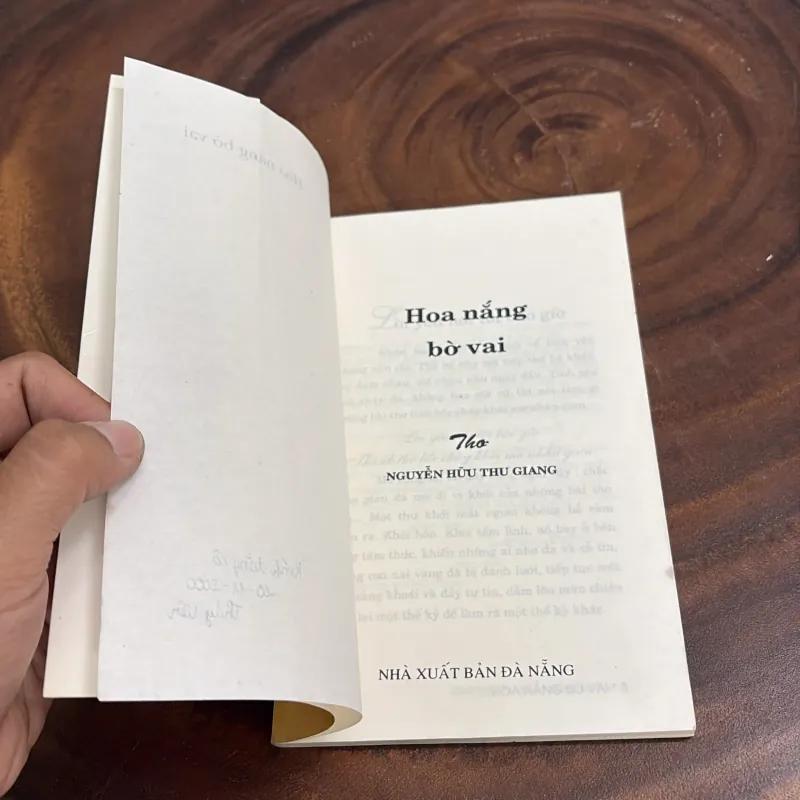 II Thơ: Hoa Nắng Bờ Vai - Nguyễn Hữu Thu Giang - 2000 1001908