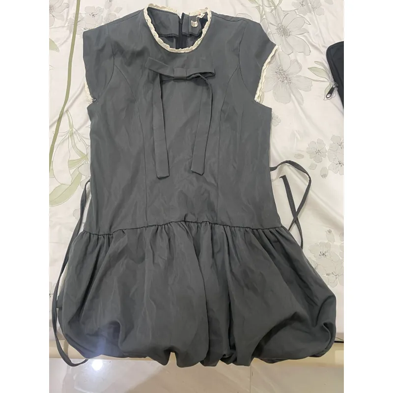 Váy nữ dáng suông xếp ly màu xám phối ren cổ và tay 782417