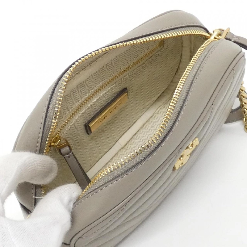 【Sản phẩm mới】Túi đeo chéo KIRA CHEVRON CAMERA BAG 152353 của Tory Burch 613511