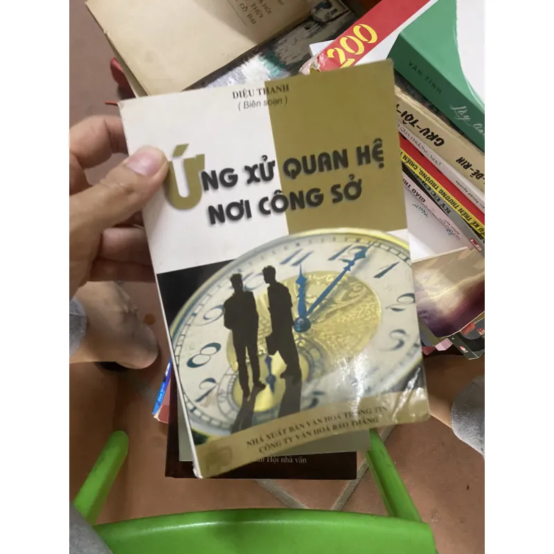 Sách ứng xử quan hệ nơi công sở 311446