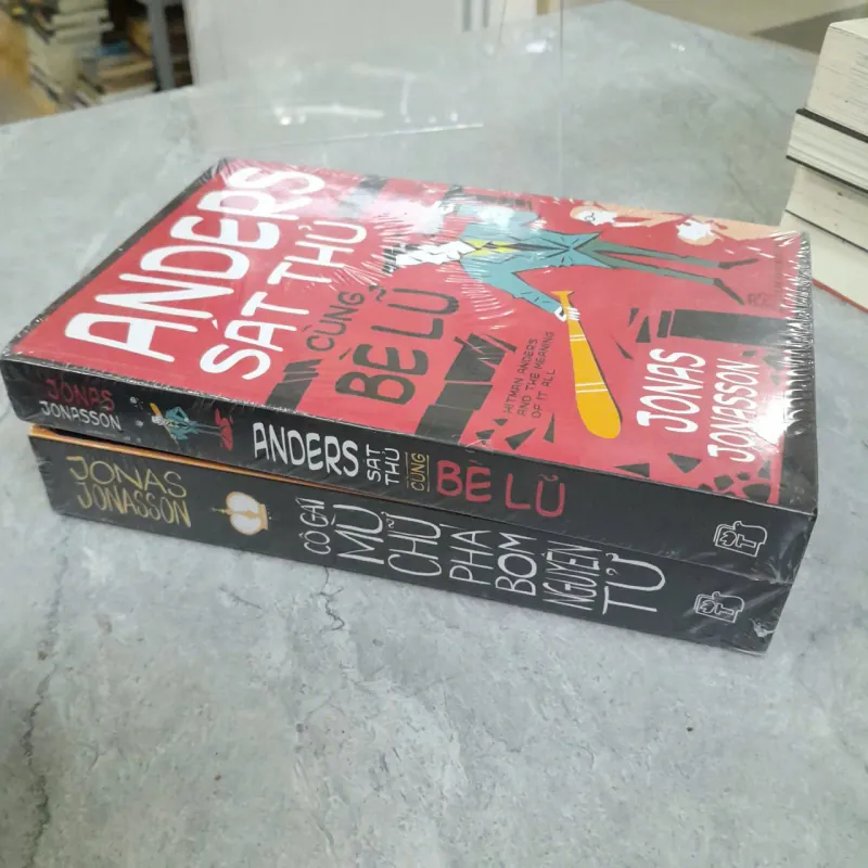 CÔ GÁI MÙ CHỮ PHÁ BOM NGUYÊN TỬ + ANDERS SÁT THỦ CÙNG BÈ LŨ - JONAS JONASSON 195519