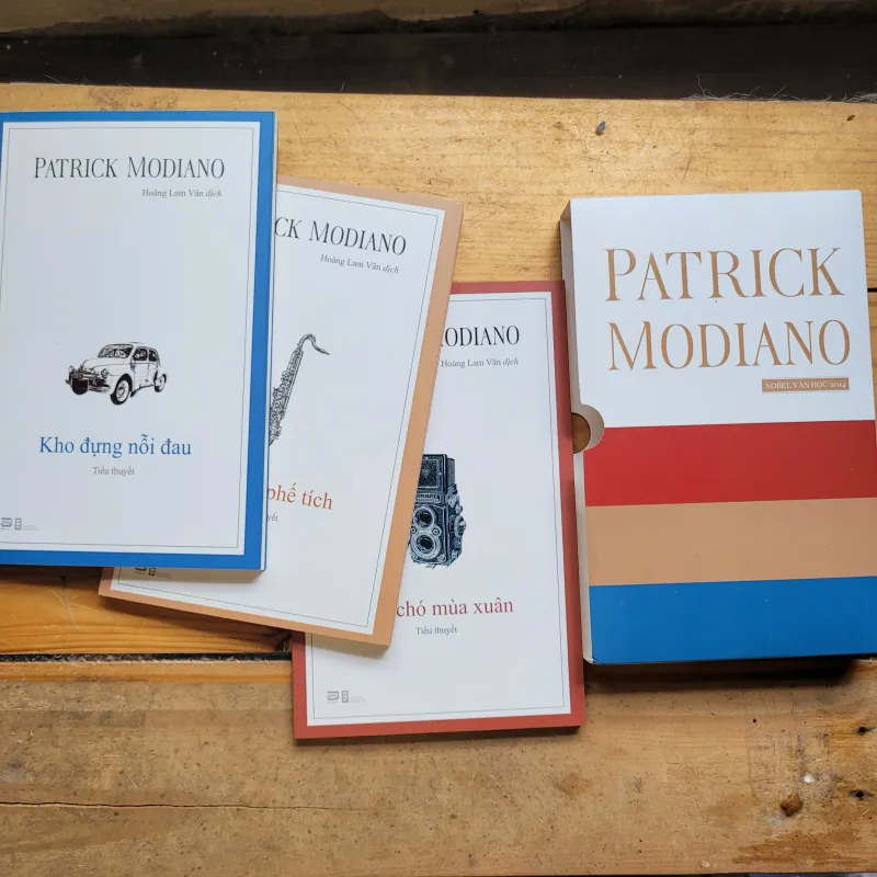 Boxset Patrick Modiano: Kho đựng nỗi đau - Hoa của phế tích - Con chó mùa xuân 1002023
