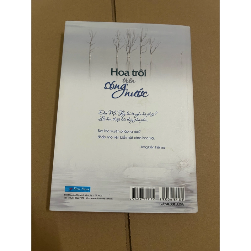 Hoa trôi trên sóng nước 478202