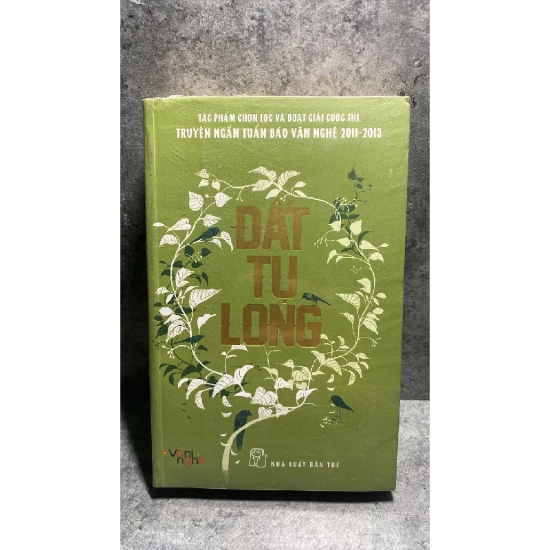 Đất Tụ Long-Tác giả:Nhiều Tác Giả -NXB Trẻ 2013 -Sách lưu kho,giấy ngả màu theo thời gian,còn seal 471422