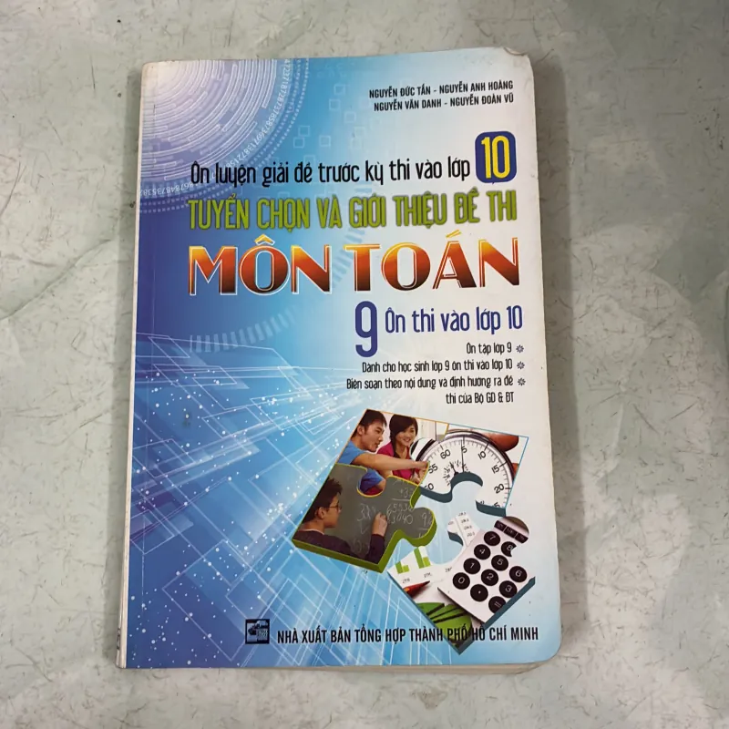 Ông luyện giải đề trước kỳ thi vào lớp 10 môn toán 1034129