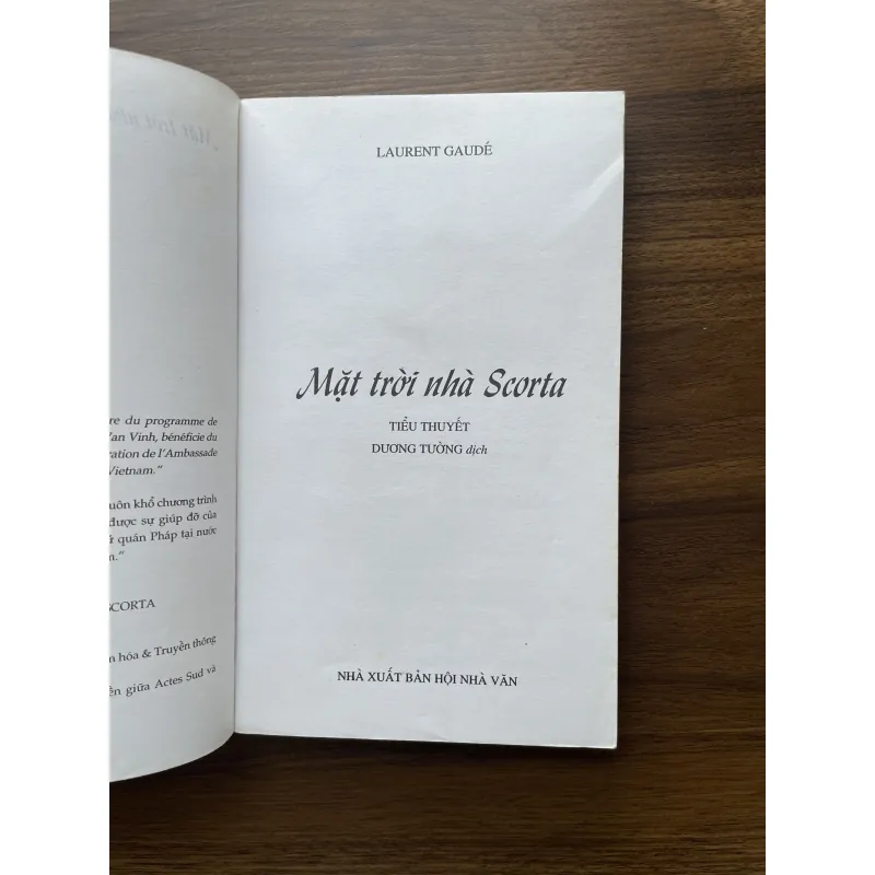 Mặt trời nhà Scozta - Laurent Gaudé 972714