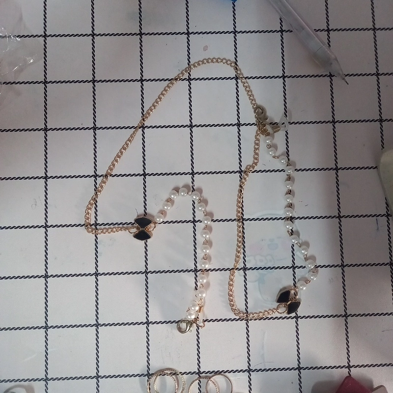 Túi đeo chéo, Vòng cổ, Dây đeo kính, Nhẫn, Kẹp tóc, Gương lược, Đệm ngón tay, Kính râm  474629
